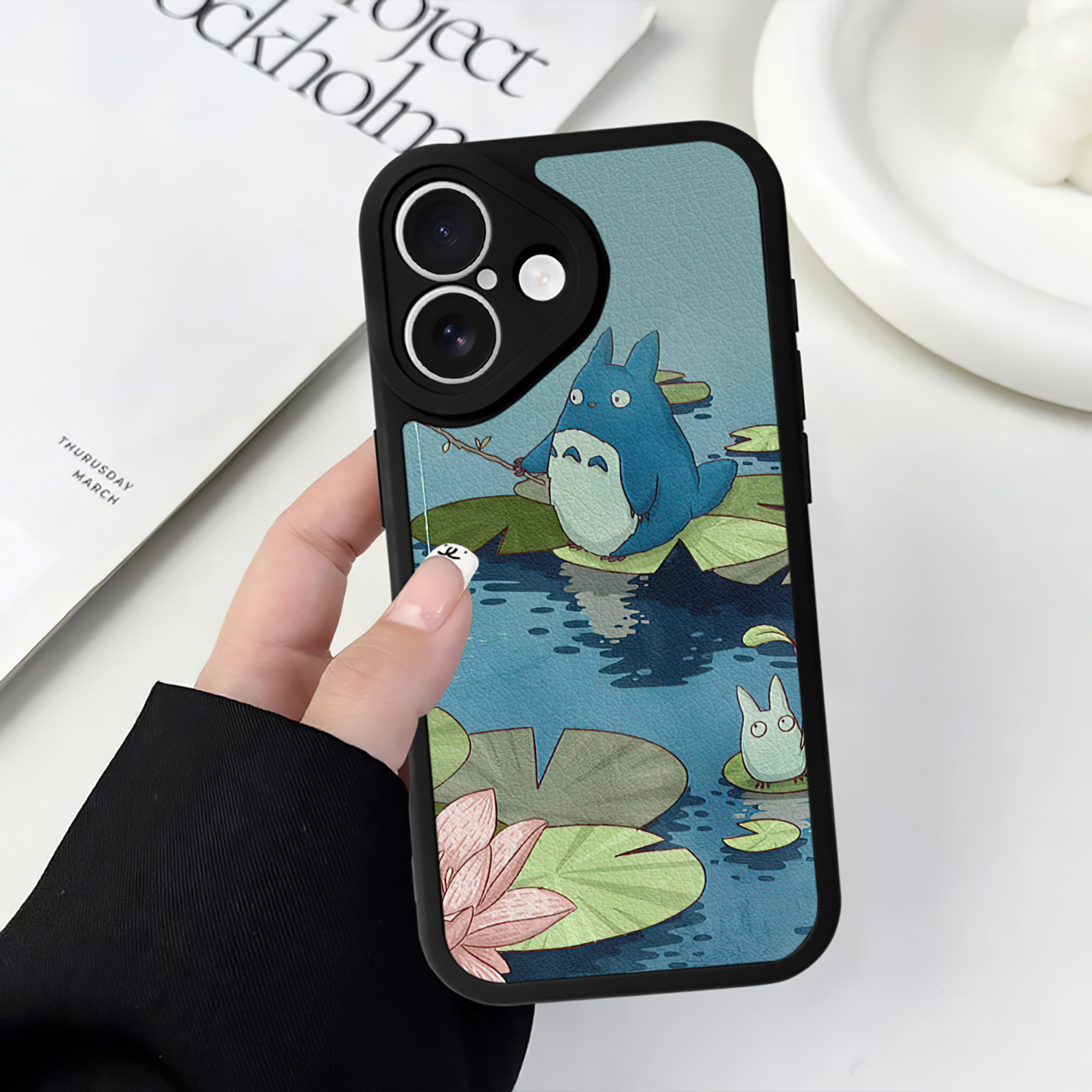 （画像用） となりのトトロ 草壁メイ 草壁サツキ My Neighbor Totoro Satsuki Kusakabe Mei Kusakabe 【iPhone 16シリーズ対応】シリコンスマホケース（レザー調） 材質：シリコン
